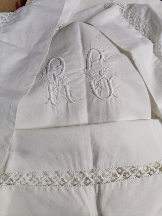 French Antique Linen Sheet Hand Embroidery 3 metresFrench Antique Linen Sheet Hand Embroidery 3 metres x 2 metres.