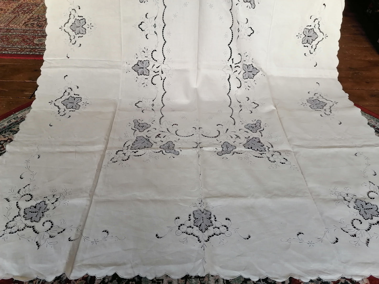 Linen Tablecloth Hand Embroidery-cutwork (200cmx160cm)Linen Tablecloth Hand Embroidery-cutwork (200cmx160cm)