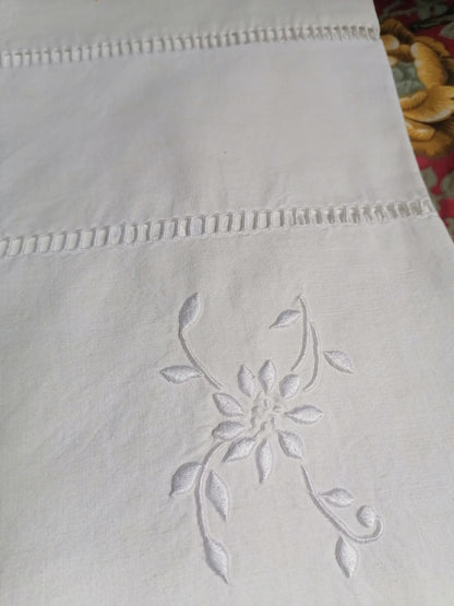 French Linen Sheet Hand Embroidery Double Bed 3mx2mFrench Linen Sheet Hand Embroidery Double Bed 3mx2m
